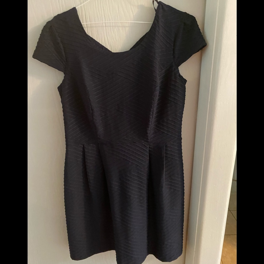 Women’s Enfocus navy 16W dress with fun x straps on back. Stretchy material